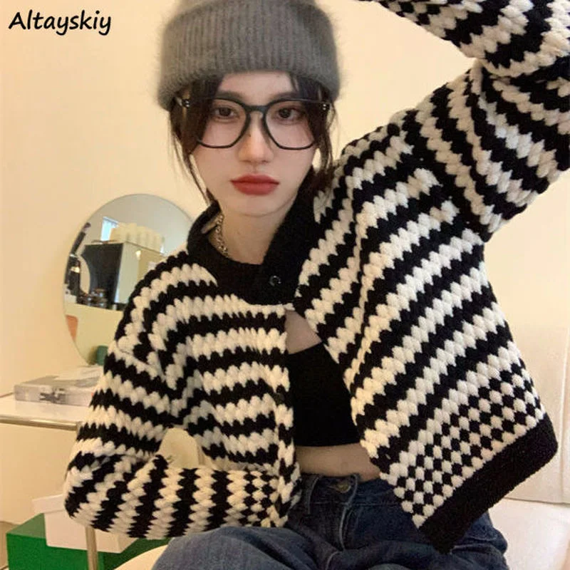 Кардиган женский в полоску, модный элегантный повседневный вязаный кардиган с круглым вырезом, универсальная одежда с открытым стежком, осень
Кардиган женский в полоску, модный элегантный повседневный вязаный кардиган с круглым вырезом, универсальная одежда с открытым стежком, осень