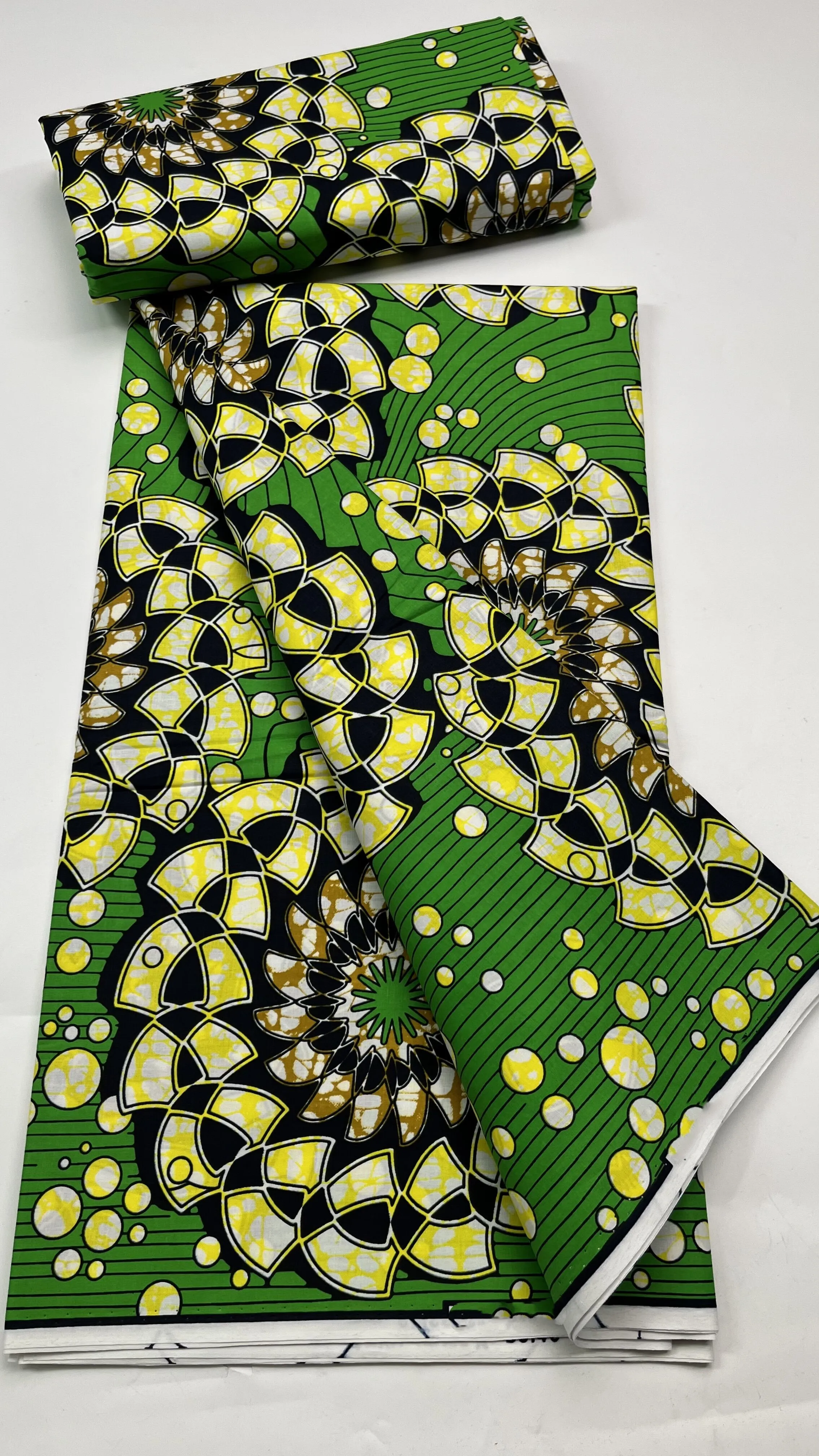 2022 High Quality Cotton wax fabric African prints fabric Ankara wax real wax Nigerian wax 6 yards/pcs 
2022 High Quality Cotton wax fabric African prints fabric Ankara wax real wax Nigerian wax 6 yards/pcs