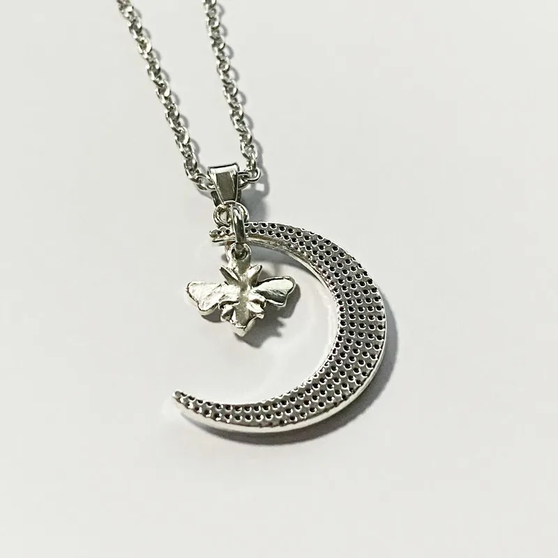 New Products Hot Selling Fashion Trend Jewelry Insect Jewelry Hollow Moon Bee Pendant Necklace
New Products Hot Selling Fashion Trend Jewelry Insect Jewelry Hollow Moon Bee Pendant Necklace