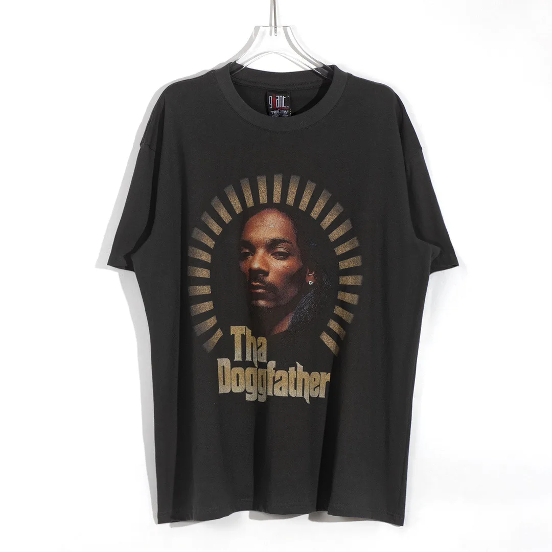 Tha Doggfather Винтажная футболка мужская уличная хип-хоп негабаритная футболка с коротким рукавом рок-группа портретный принт футболки
Tha Doggfather Винтажная футболка мужская уличная хип-хоп негабаритная футболка с коротким рукавом рок-группа портретный принт футболки