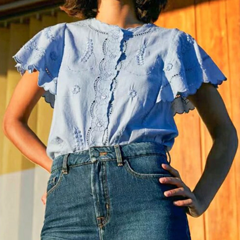 Embroidery Hollow out Women's Cotton Blouse 2022 Summer new O-neck Single Breasted Sweet Chemise Ladies Shirts tops
Embroidery Hollow out Women's Cotton Blouse 2022 Summer new O-neck Single Breasted Sweet Chemise Ladies Shirts tops