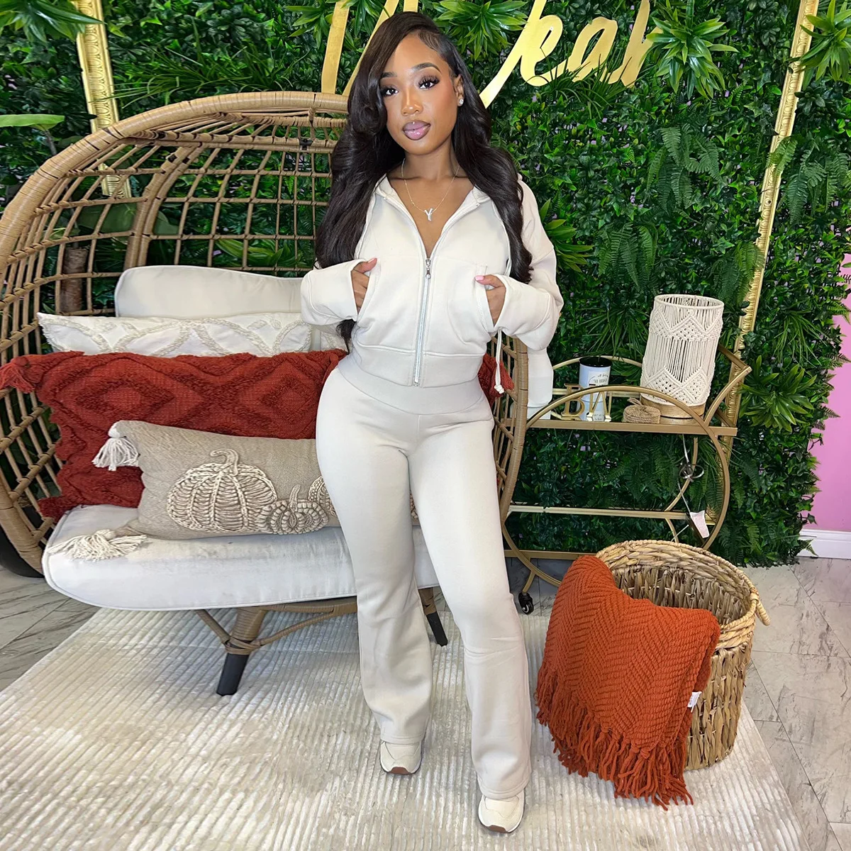 Женский спортивный костюм из двух предметов, повседневный однотонный свитшот на молнии с капюшоном и длинными рукавами и брюки-клеш, Осень-зима 2023
Женский спортивный костюм из двух предметов, повседневный однотонный свитшот на молнии с капюшоном и длинными рукавами и брюки-клеш, Осень-зима 2023