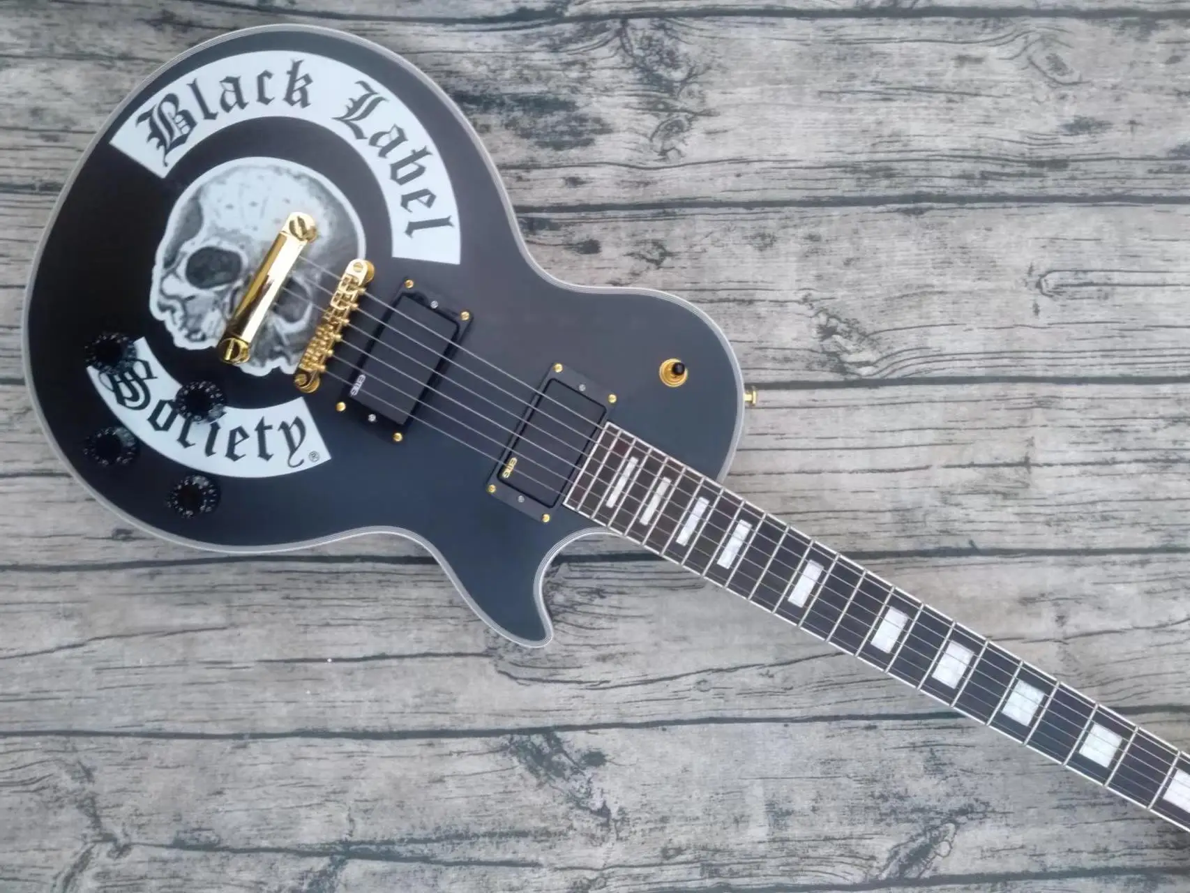 LP custom style electric guitar black full-body body with skull head body pattern guitars guitarra in stock
LP custom style electric guitar black full-body body with skull head body pattern guitars guitarra in stock