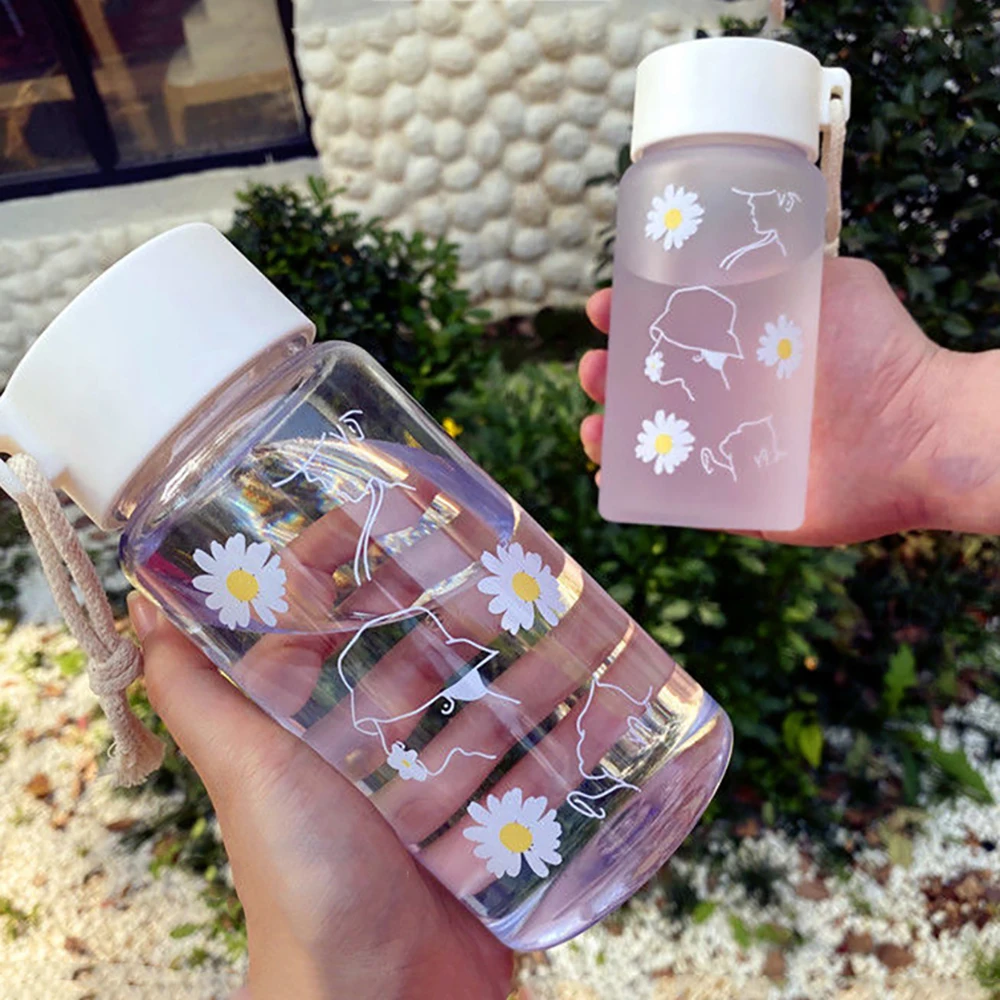 Portable 450ml Water Bottle Smal Daisy Plastic Creative Frosted Rope Travel Water Bottle for Children Men Women Water Bottles
Portable 450ml Water Bottle Smal Daisy Plastic Creative Frosted Rope Travel Water Bottle for Children Men Women Water Bottles