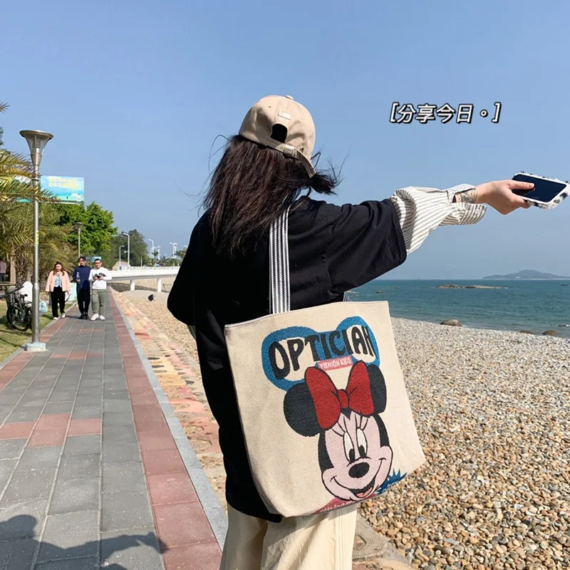 Новинка от Disney, повседневная портативная Холщовая Сумка для покупок на одно плечо с вышивкой Микки Мауса для девочек, вместительная Студенч...
Новинка от Disney, повседневная портативная Холщовая Сумка для покупок на одно плечо с вышивкой Микки Мауса для девочек, вместительная Студенч...