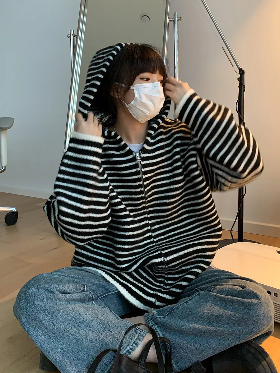 Casual Hooded Knitted Cardigan Women Tops Vintage Stripe Elegant Loose Soft Sweater Coat Korean Fashion Streetwear Clothes
Casual Hooded Knitted Cardigan Women Tops Vintage Stripe Elegant Loose Soft Sweater Coat Korean Fashion Streetwear Clothes