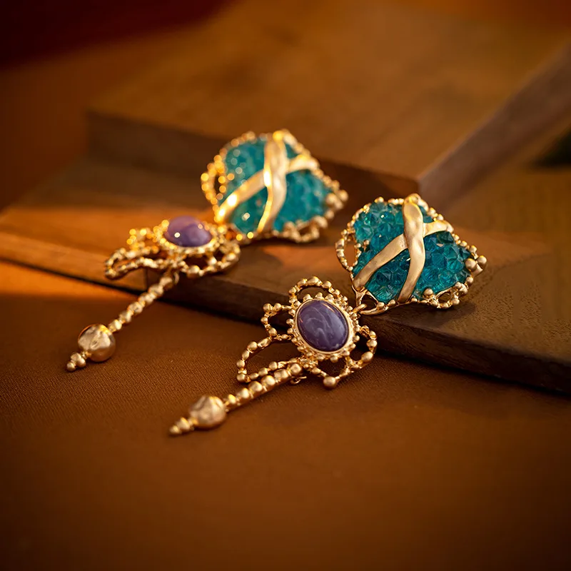 New Products Fashion Jewelry Genuine Gold European Retro Palace Colorful Glazed Love Earrings Matte Gold Heart Drop Earrings
New Products Fashion Jewelry Genuine Gold European Retro Palace Colorful Glazed Love Earrings Matte Gold Heart Drop Earrings