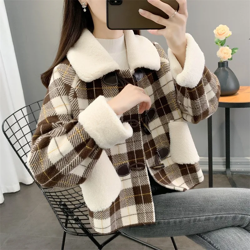 

2023 Autumn/Winter New Knitted Imitation Double-sided Wool Coat Women's Short Lamb Wool Spliced Cow Horn Buckle Plaid Cardigan