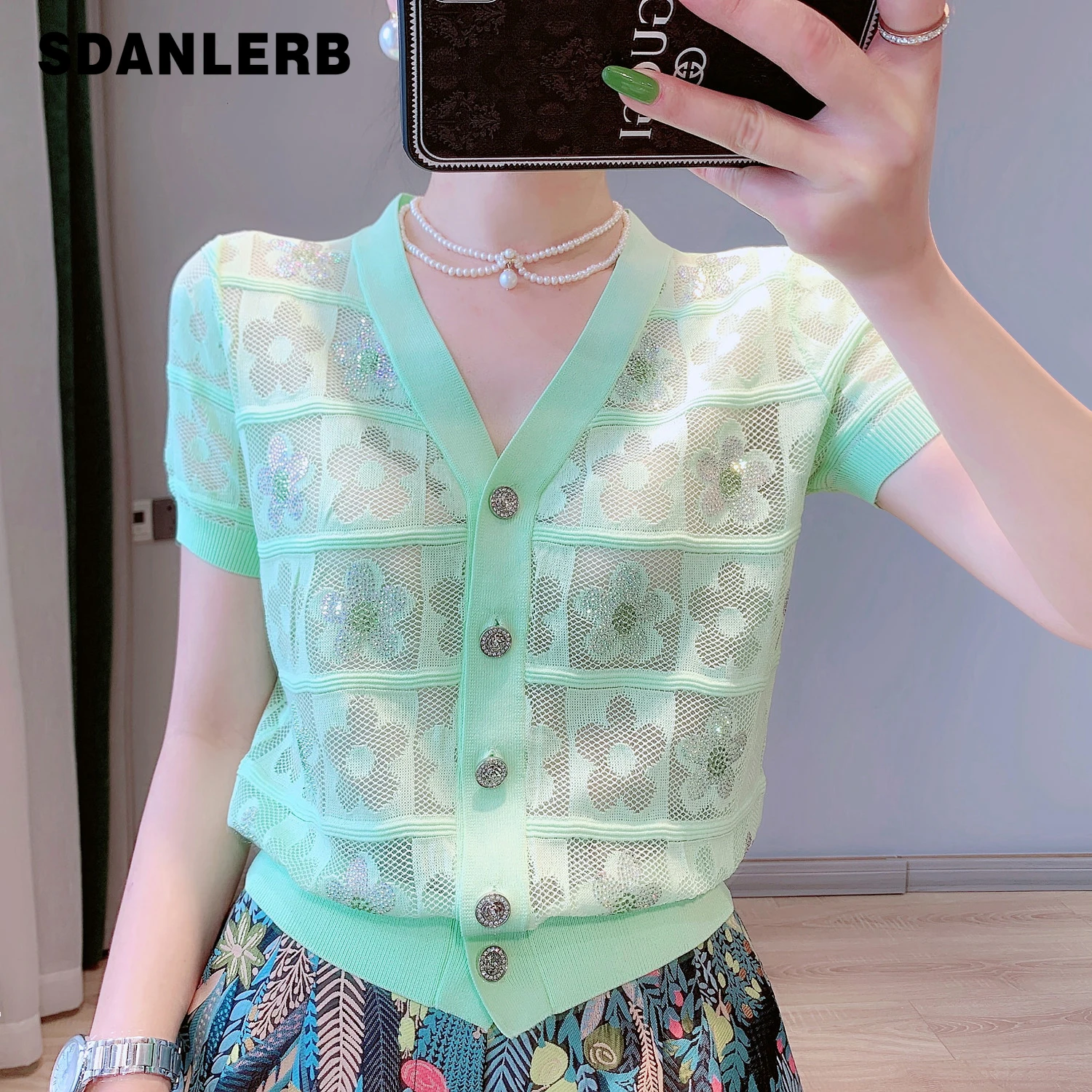 2022 Summer New Short Sleeve V-neck T-shirt Hot Rhinestone Hollow Crocheted Loose Slimming Thin Knitted Tops for Women
2022 Summer New Short Sleeve V-neck T-shirt Hot Rhinestone Hollow Crocheted Loose Slimming Thin Knitted Tops for Women