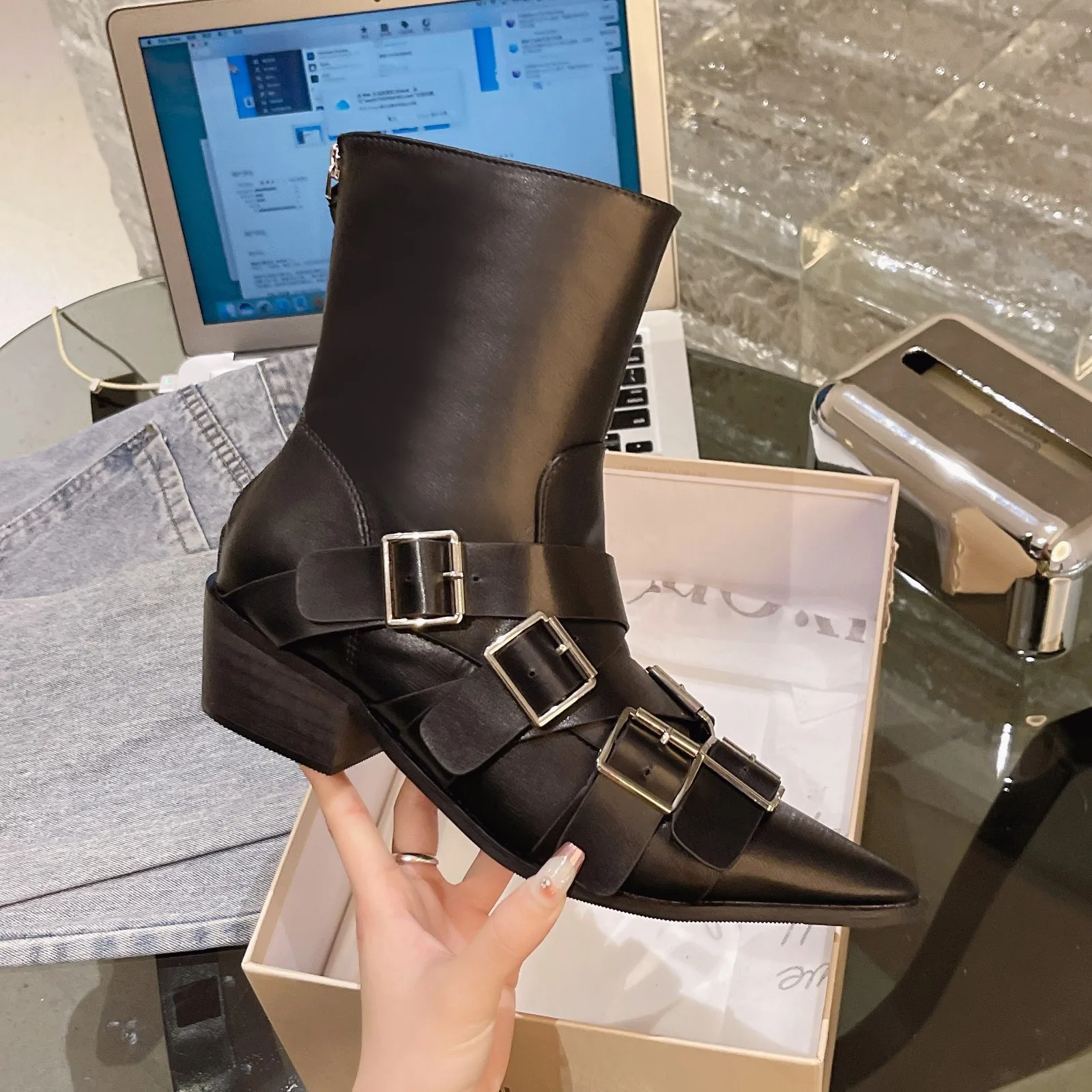 Pointed Buckle with Niche Short Boots 2023 Fall New Thick Heel Retro Back Zipper Short Tube Fried Street Skinny Boots Female
Pointed Buckle with Niche Short Boots 2023 Fall New Thick Heel Retro Back Zipper Short Tube Fried Street Skinny Boots Female
