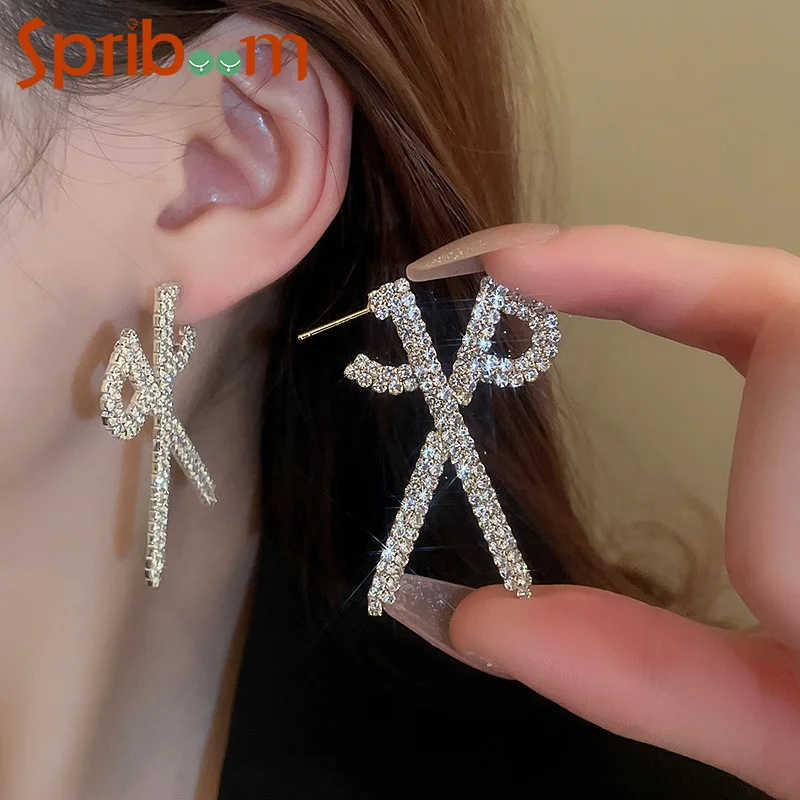 Shiny Zircon Scissors Earrings for Women Luxury Personality Drop Earring Fashion Temperament Jewelry Party Accessories
Shiny Zircon Scissors Earrings for Women Luxury Personality Drop Earring Fashion Temperament Jewelry Party Accessories