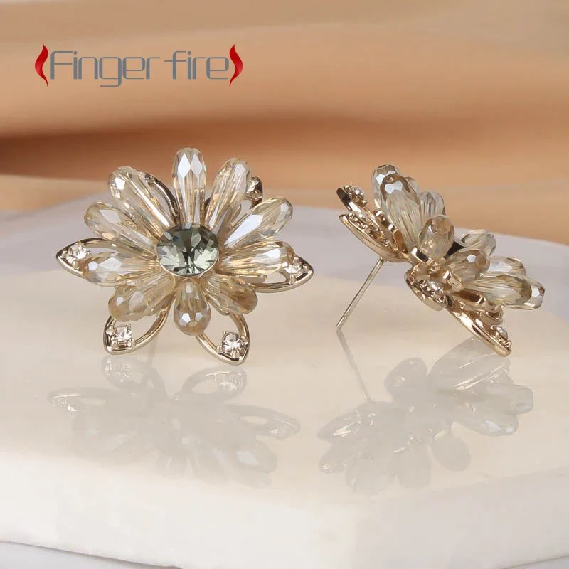 Fashion New Transparent Flower Stud Earrings Princess Engagement Banquet Exquisite Luxury Jewelry
Fashion New Transparent Flower Stud Earrings Princess Engagement Banquet Exquisite Luxury Jewelry