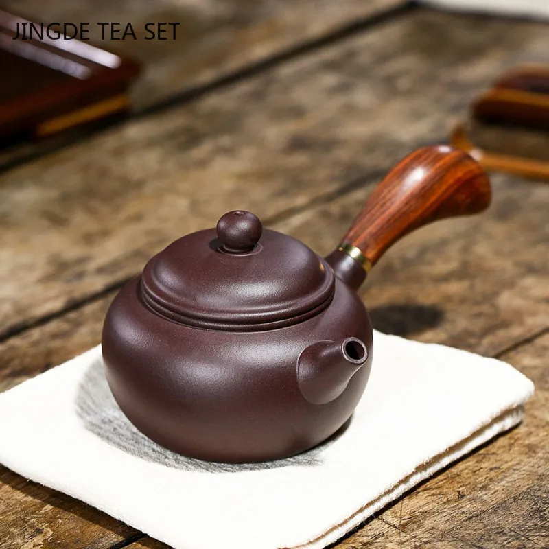 Handmade Zisha Side Solid Wood Handle Teapot Raw Ore Zhu Mud Filter Tea Maker Yixing Purple Clay Tea Pot Boutique Tea Sets 210ml
Handmade Zisha Side Solid Wood Handle Teapot Raw Ore Zhu Mud Filter Tea Maker Yixing Purple Clay Tea Pot Boutique Tea Sets 210ml