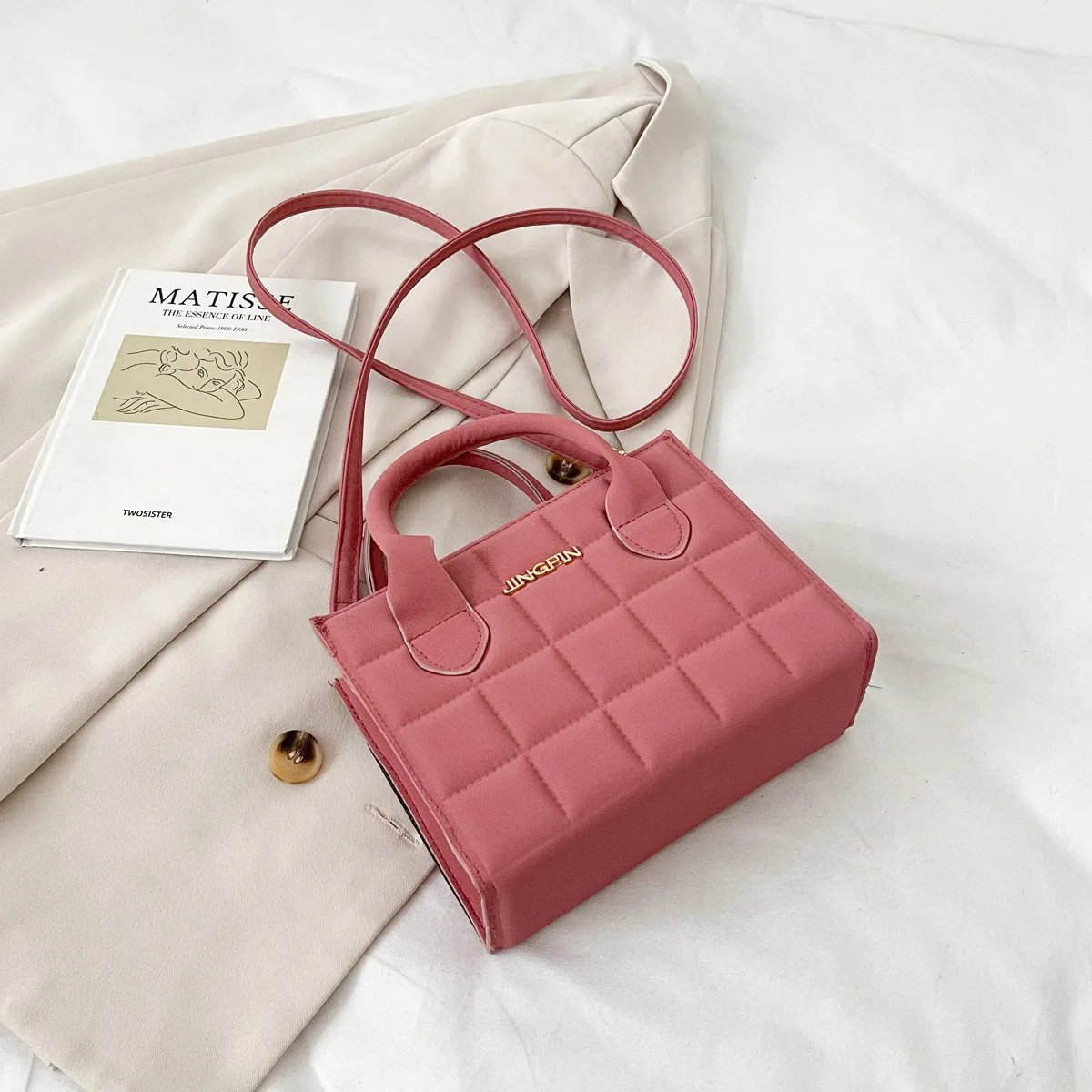 Spring Small Square Bag 2022 Fashion Solid Color Women'S Bag Large-Capacity One-Shoulder Diagonal Handbag
Spring Small Square Bag 2022 Fashion Solid Color Women'S Bag Large-Capacity One-Shoulder Diagonal Handbag