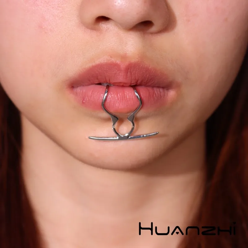 HUANZHI Y2K Geometry Irregular Hollow Out Line Metal Cyberpunk Gothic Lip Clip for Women Unisex Body Couple Jewelry New
HUANZHI Y2K Geometry Irregular Hollow Out Line Metal Cyberpunk Gothic Lip Clip for Women Unisex Body Couple Jewelry New