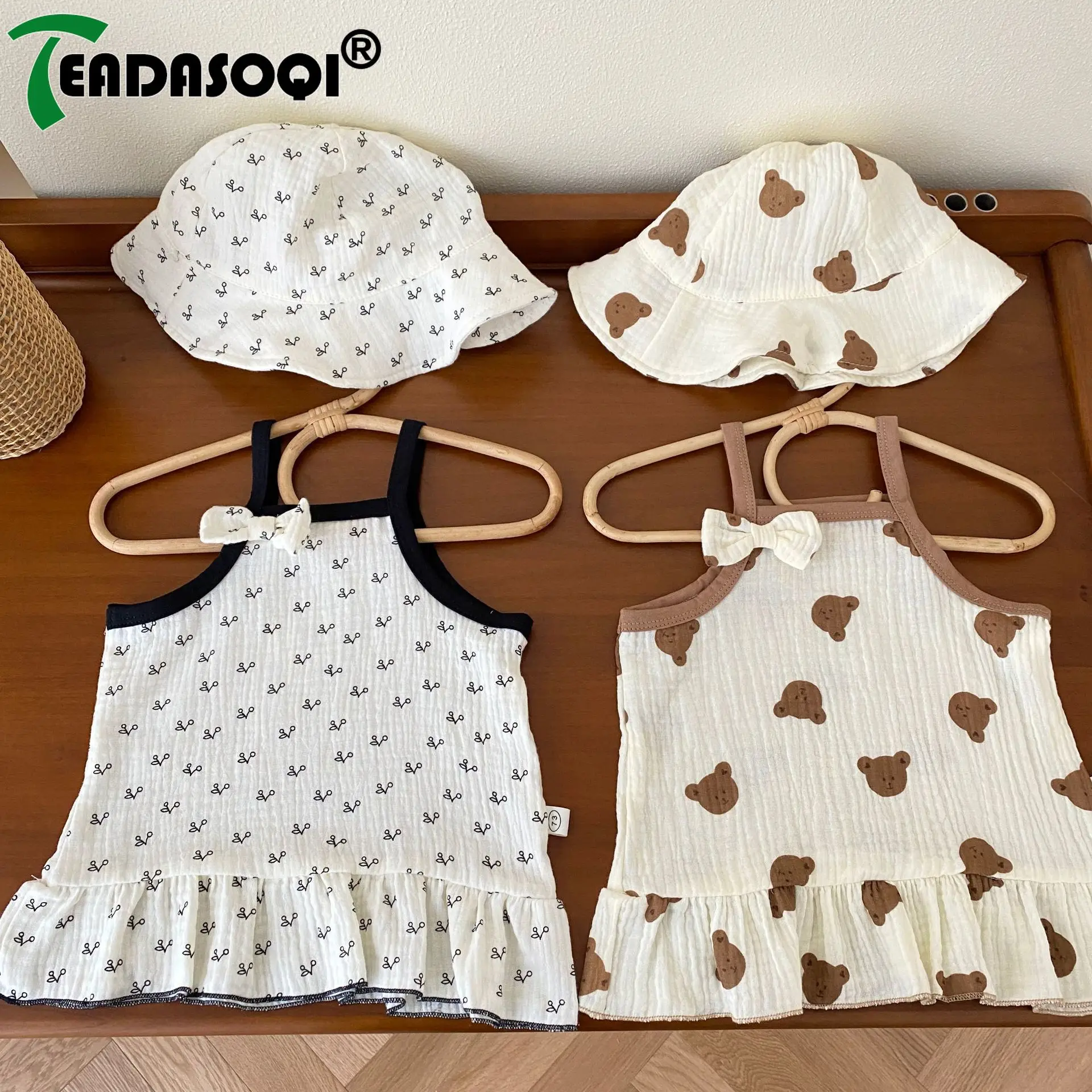 2023 Summer New In Children Clothes Gift Hat Kids Baby Girls Sling Print Bear Floral Crinkled Fabric Top dresses Infant Toddler
2023 Summer New In Children Clothes Gift Hat Kids Baby Girls Sling Print Bear Floral Crinkled Fabric Top dresses Infant Toddler