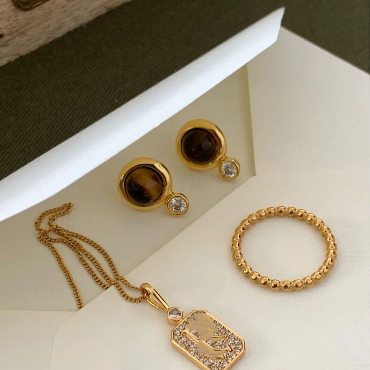 fashion, Temperament, compact, exquisite, minimalist, classic geometric design with tiger eye stone inlay, durable and timeless
fashion, Temperament, compact, exquisite, minimalist, classic geometric design with tiger eye stone inlay, durable and timeless