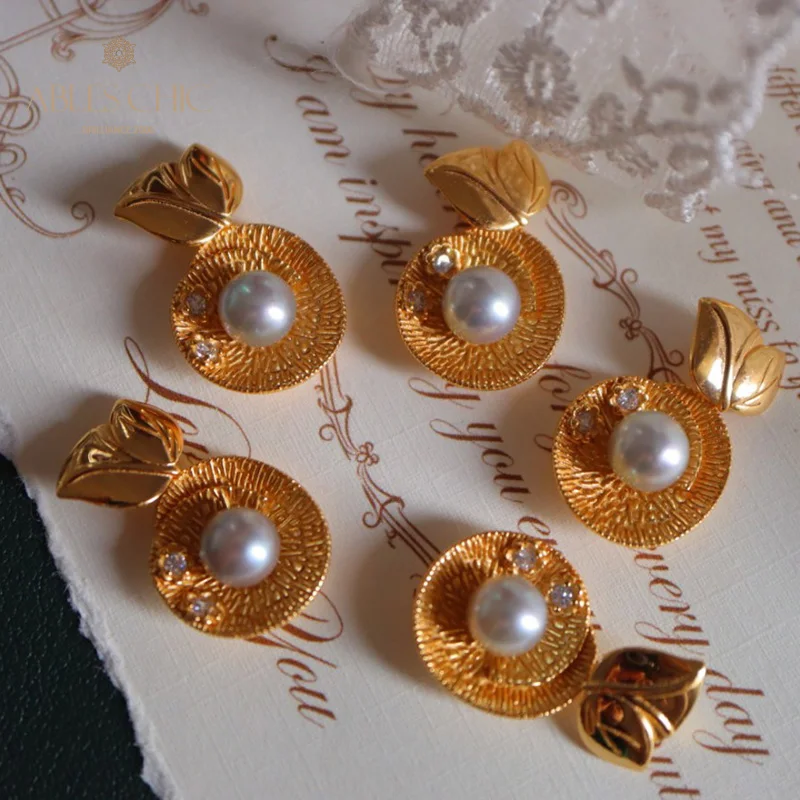 18K Gold Tone Sterling Silver Seawater Pearl Floral Leaf Pendant Necklace L1S2N31063
18K Gold Tone Sterling Silver Seawater Pearl Floral Leaf Pendant Necklace L1S2N31063
