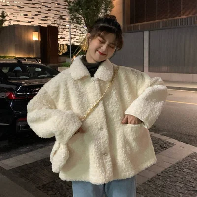 Autumn and winter 2022 new Korean loose polo collar, foreign style, aging, plush and thickened long sleeve coat, female
Autumn and winter 2022 new Korean loose polo collar, foreign style, aging, plush and thickened long sleeve coat, female