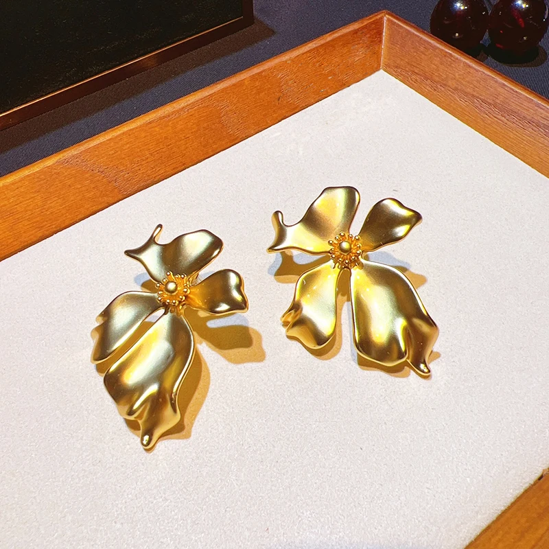Top Quality Gold Color Petal Style Stud Earrings Matte Metal Hyperbole Flower Earrings For Women OL Jewelry
Top Quality Gold Color Petal Style Stud Earrings Matte Metal Hyperbole Flower Earrings For Women OL Jewelry