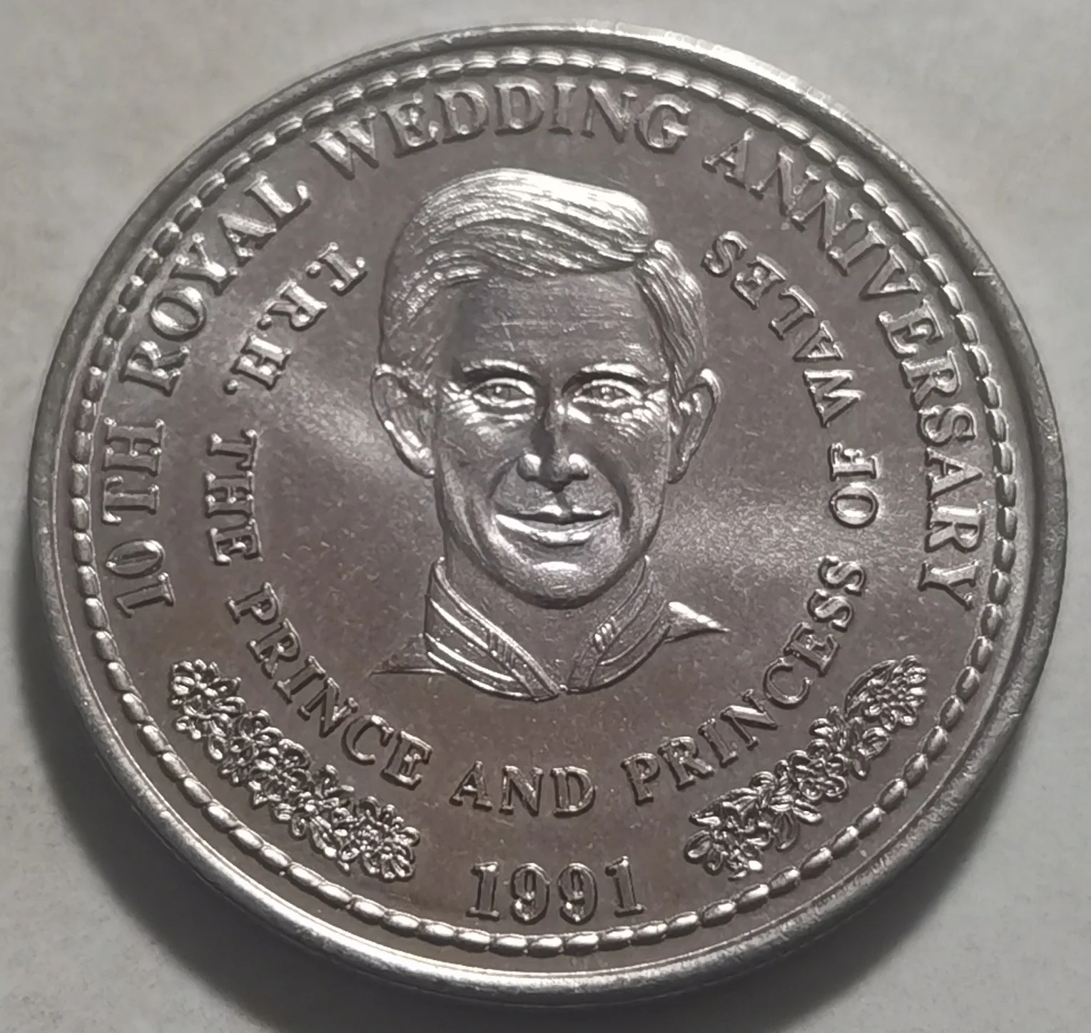 Памятная монета 38 мм, принц Чарльз Теркс и какос 1991 на 10-ю годовщину, 100% оригинал
Памятная монета 38 мм, принц Чарльз Теркс и какос 1991 на 10-ю годовщину, 100% оригинал