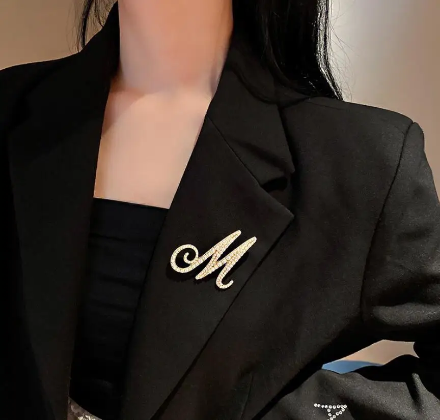 Imitation Pearl Letter M Brooches for Women's Clothing Accessories Cute Silk Scarf Buckle Women's Brooch Pins брошь женская bijo
Imitation Pearl Letter M Brooches for Women's Clothing Accessories Cute Silk Scarf Buckle Women's Brooch Pins брошь женская bijo