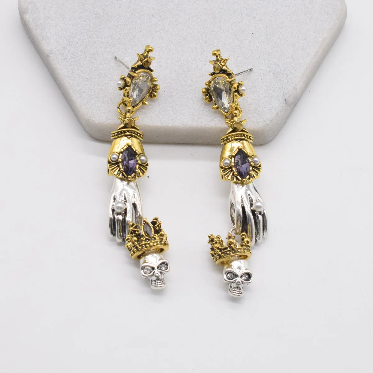 Крупные хрустальные Ретро висячие серьги, длинные серьги в стиле темного барокко, призрака, руки, короны, черепа
Крупные хрустальные Ретро висячие серьги, длинные серьги в стиле темного барокко, призрака, руки, короны, черепа