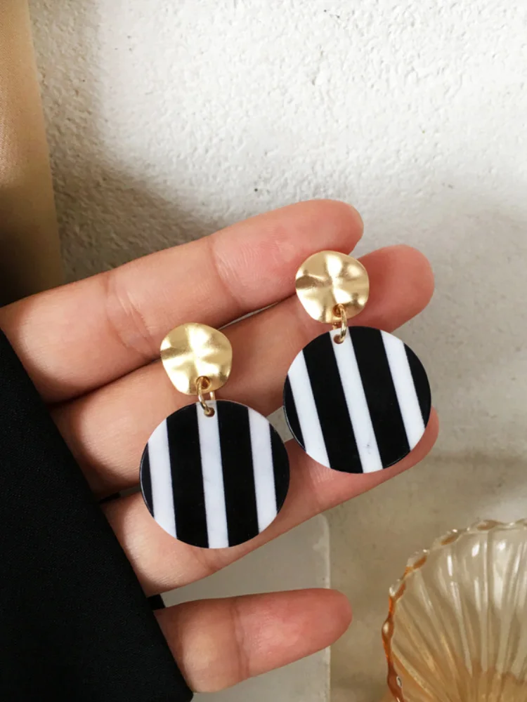 Fashion Jewelry Resin Earrings Popular Design Hot Selling Black White Geometric Drop Earrings For Women Party Gifts
Fashion Jewelry Resin Earrings Popular Design Hot Selling Black White Geometric Drop Earrings For Women Party Gifts