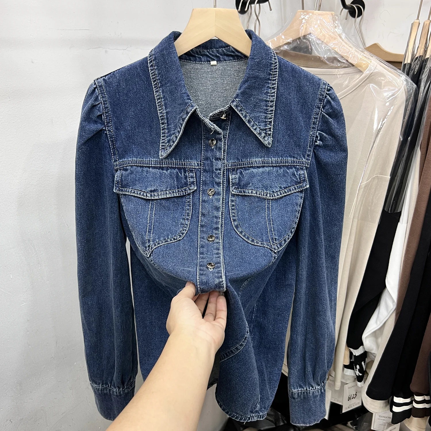 Женская джинсовая куртка с воротником-поло, Корейская моющаяся хлопковая джинсовая рубашка, Универсальный складной Топ, весна 2023
Женская джинсовая куртка с воротником-поло, Корейская моющаяся хлопковая джинсовая рубашка, Универсальный складной Топ, весна 2023