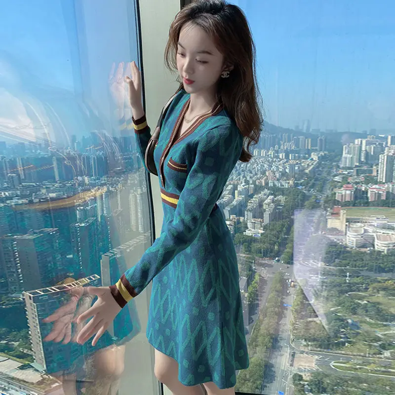 Women Casual V-Neck Button Long Sleeve High Waist Sweater Mini A-line Dresses Elegance Sweet Pullover Patchwork Clothing M798
Women Casual V-Neck Button Long Sleeve High Waist Sweater Mini A-line Dresses Elegance Sweet Pullover Patchwork Clothing M798