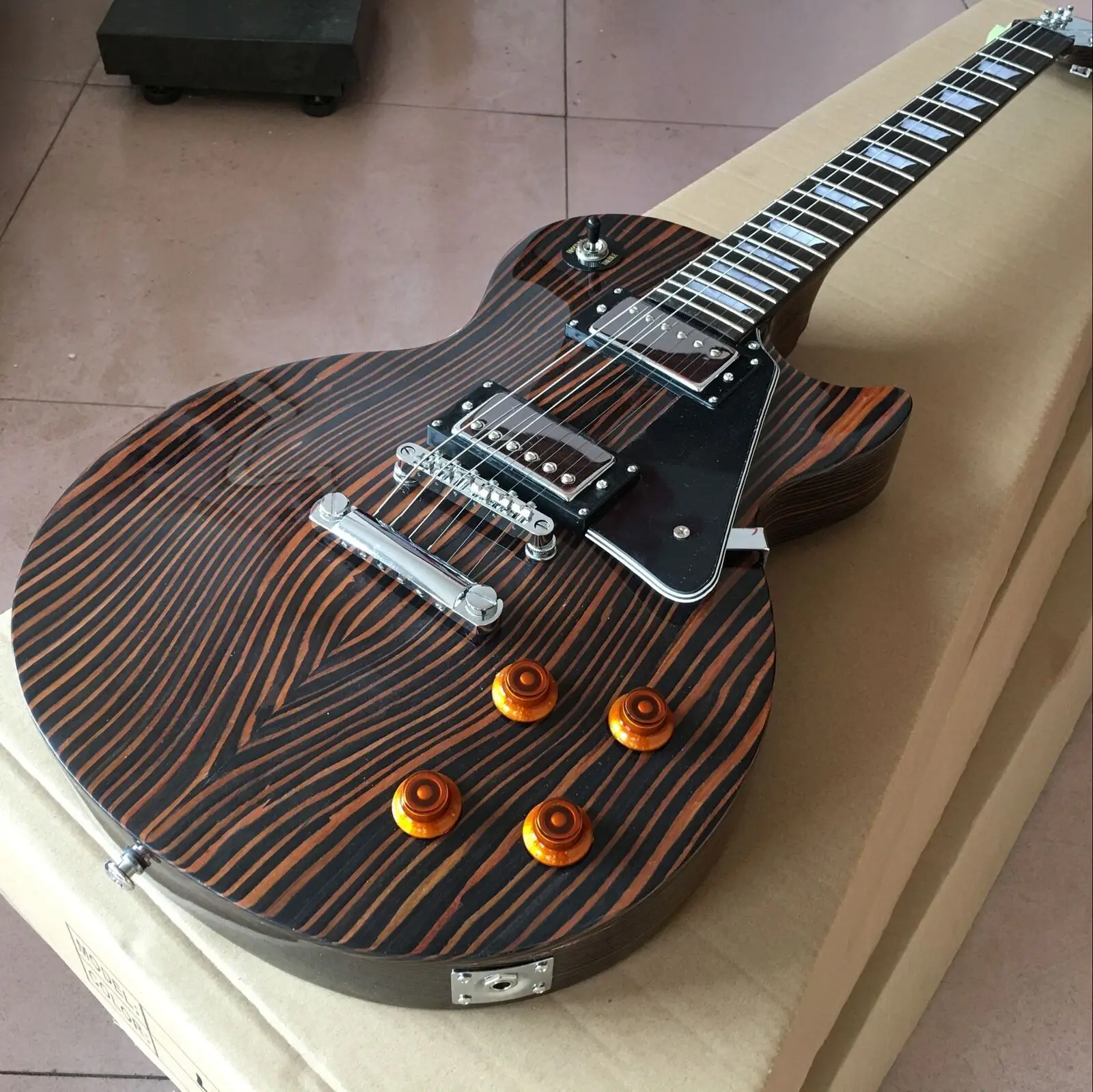 Factory Customization Zebra Pattern Electric Guitar Good Sound Quality 6 String
Factory Customization Zebra Pattern Electric Guitar Good Sound Quality 6 String