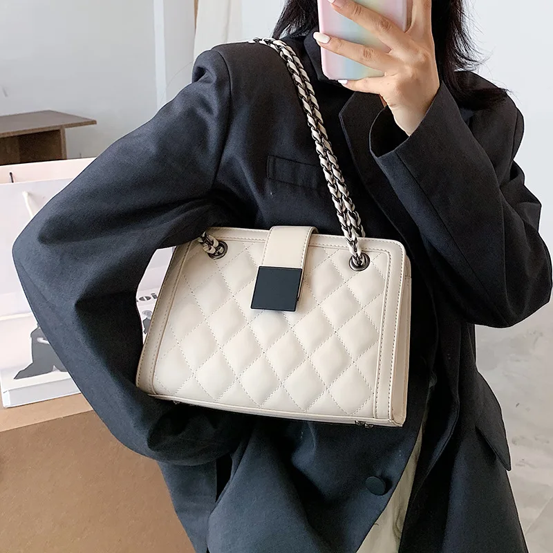 Korean version women's bag 2022 new rhombus embroidery line shoulder luxury trend fashion chain messenger bag
Korean version women's bag 2022 new rhombus embroidery line shoulder luxury trend fashion chain messenger bag