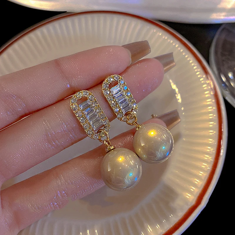 Retro Pearl Diamond Versatile Temperament Oval Stud Earrings For Women Korean Fashion Earring Daily Birthday Party Jewelry Gifts
Retro Pearl Diamond Versatile Temperament Oval Stud Earrings For Women Korean Fashion Earring Daily Birthday Party Jewelry Gifts