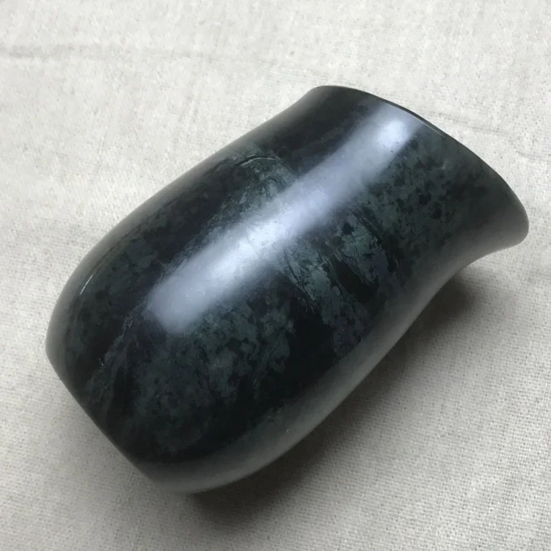 Нефритовый кувшин для вина