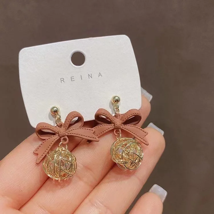 Bow personality silver needle earrings simple temperament earrings women's Korean version new fashion niche earrings wholesale
Bow personality silver needle earrings simple temperament earrings women's Korean version new fashion niche earrings wholesale