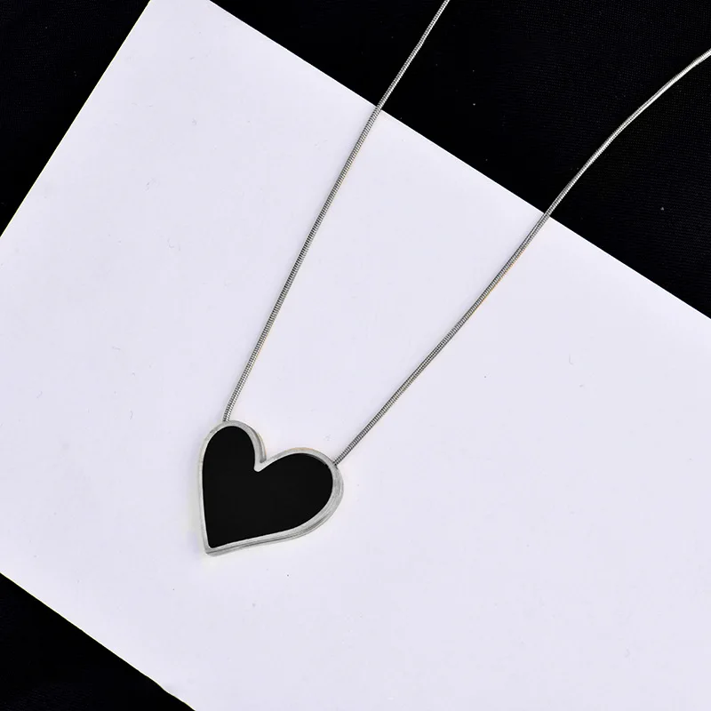 Black Heart Necklace Light Luxury Dark Wind Clavicle Chain Temperament Pendant Titanium Steel 18K Gold Jewelry
Black Heart Necklace Light Luxury Dark Wind Clavicle Chain Temperament Pendant Titanium Steel 18K Gold Jewelry