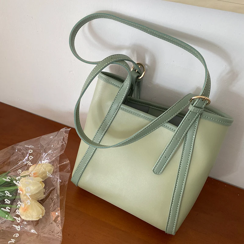 Shoulder bag women's new summer high-capacity versatile class college student fashion contrast bucket bag commuter Tote Bag
Shoulder bag women's new summer high-capacity versatile class college student fashion contrast bucket bag commuter Tote Bag