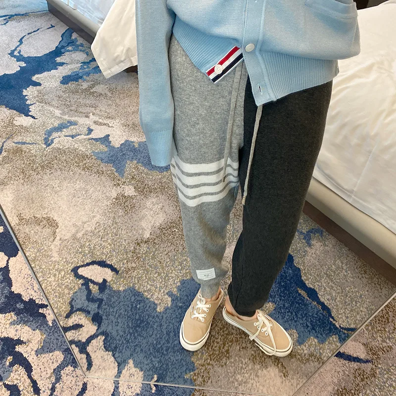 TB Color Matching Cropped Pants Asymmetric Gray Guard Pants Four Bar Loose Knit Wool Pants Men's and Women's Autumn and Winter
TB Color Matching Cropped Pants Asymmetric Gray Guard Pants Four Bar Loose Knit Wool Pants Men's and Women's Autumn and Winter