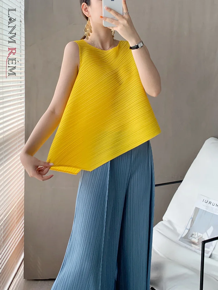 LANMREM Pleated Irregular Sleeveless T-shirt Women Solid Color Round Collar Loose Pullover 2022 Summer Female Clothing 2E1131
LANMREM Pleated Irregular Sleeveless T-shirt Women Solid Color Round Collar Loose Pullover 2022 Summer Female Clothing 2E1131
