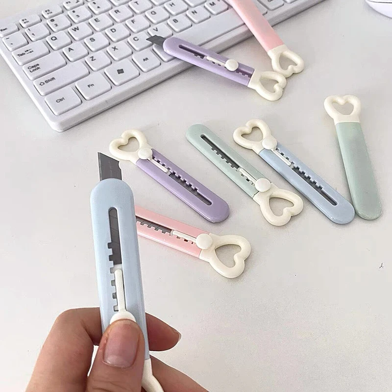 Kawaii Mini Pocket Love Heart Art Utility Knife Express Box Knife Paper Cutter Craft Wrapping Refillable Blade Stationery
Kawaii Mini Pocket Love Heart Art Utility Knife Express Box Knife Paper Cutter Craft Wrapping Refillable Blade Stationery