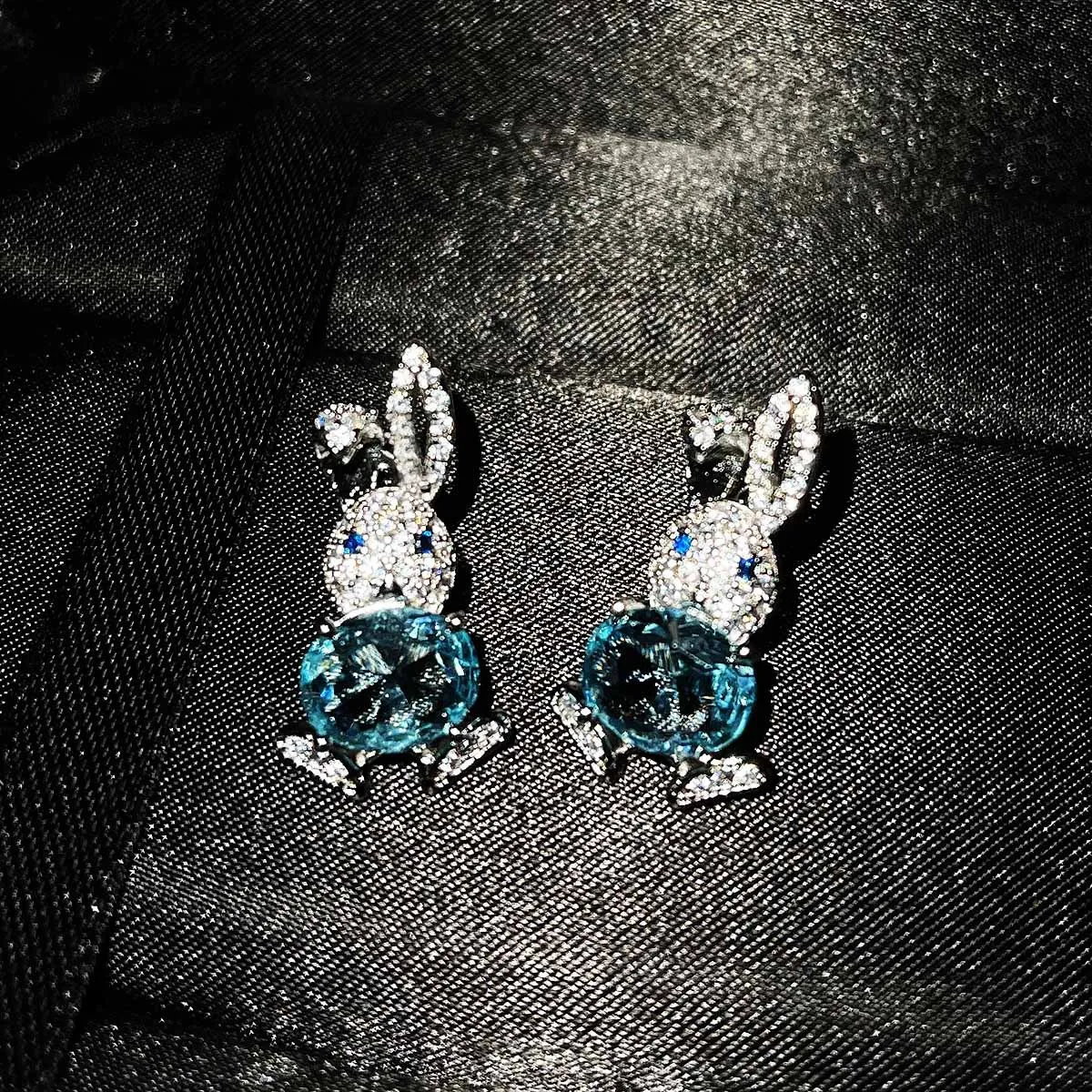 Korean Style Minimalsit Stud Earrings Inlay Dazzling AAA Cubic Zirconia Romantic Rabbit Jewelry For Women Wedding Engagement Gif
Korean Style Minimalsit Stud Earrings Inlay Dazzling AAA Cubic Zirconia Romantic Rabbit Jewelry For Women Wedding Engagement Gif