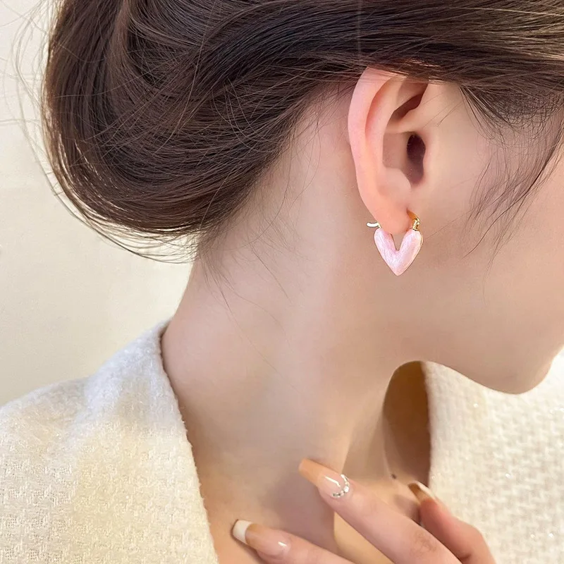 2023 New Korean Light Luxury White Oil Dropping Love Stud Earrings For Women Fashion Elegant Metal Jewelry Gifts
2023 New Korean Light Luxury White Oil Dropping Love Stud Earrings For Women Fashion Elegant Metal Jewelry Gifts