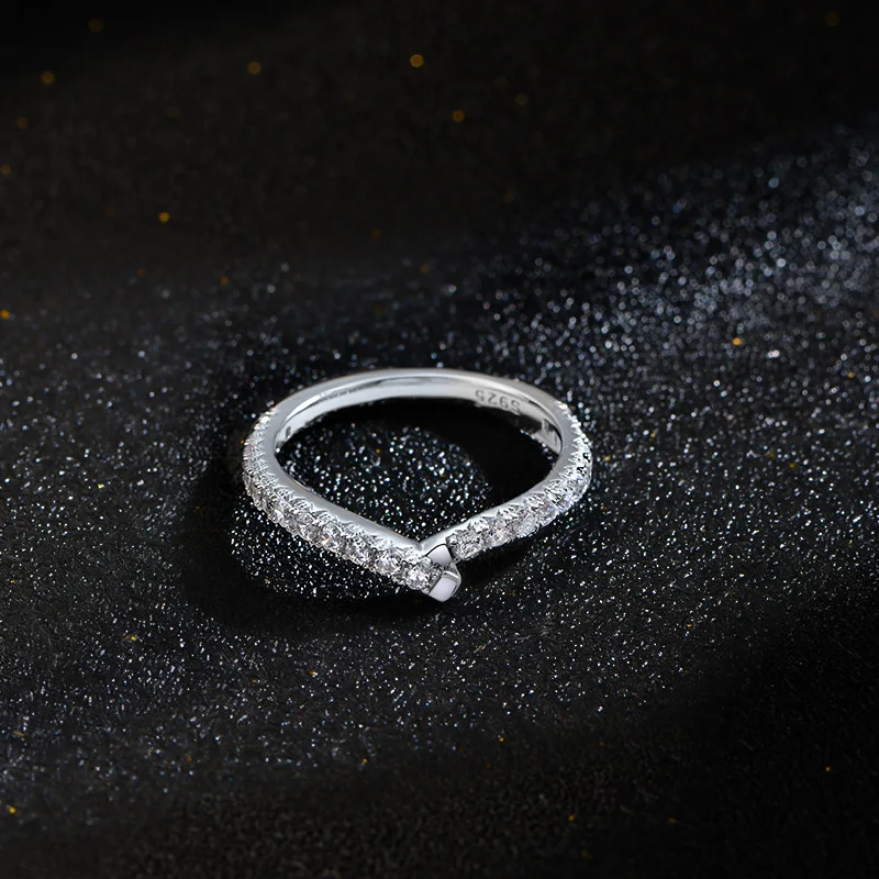 S925 prata linha anel de diamante micro-incrustado círculo fino índice dedo anel estilo europeu e americano não-desvanecimento
S925 prata linha anel de diamante micro-incrustado círculo fino índice dedo anel estilo europeu e americano não-desvanecimento