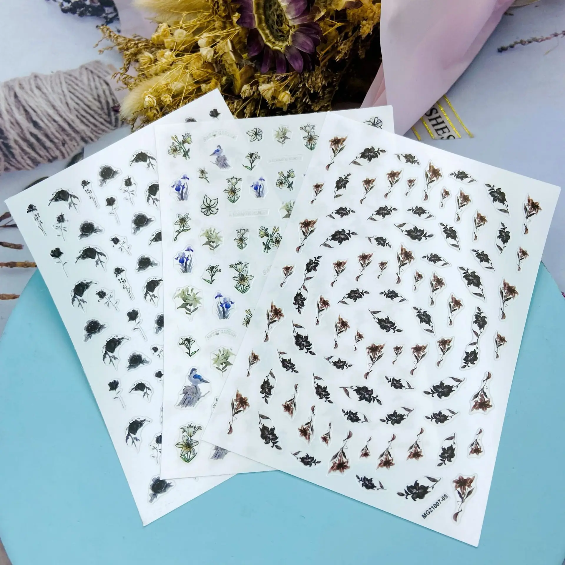 Клейкая самоклеящаяся наклейка для ногтей с цветочным узором 
Клейкая самоклеящаяся наклейка для ногтей с цветочным узором