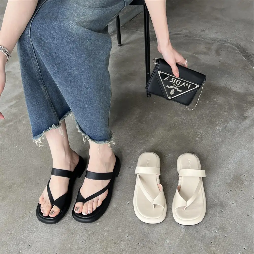 Шлепанцы женские резиновые на низком каблуке, черные, 2023
Шлепанцы женские резиновые на низком каблуке, черные, 2023