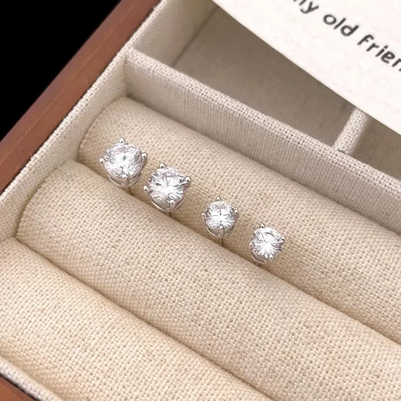 Elegant and fashionable 4 claw set zircon earrings original and exquisite women's holiday party decorations and gifts
Elegant and fashionable 4 claw set zircon earrings original and exquisite women's holiday party decorations and gifts