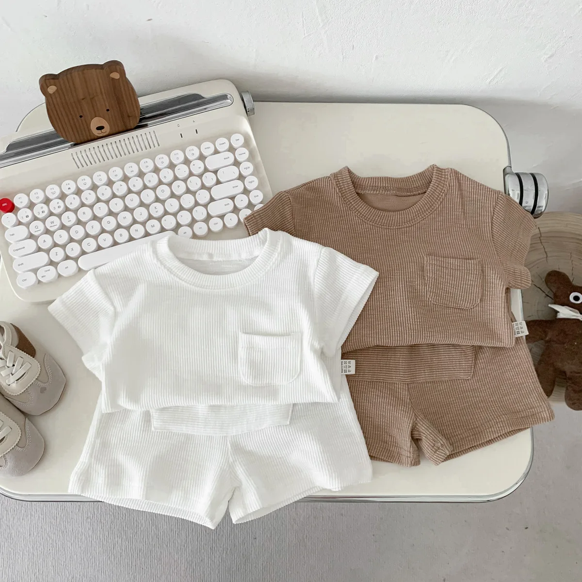 Детский комплект одежды От 0 до 3 лет, Однотонная футболка с коротким рукавом и шорты, летний наряд для мальчиков и малышей, одежда для маленьких девочек из двух предметов
Детский комплект одежды От 0 до 3 лет, Однотонная футболка с коротким рукавом и шорты, летний наряд для мальчиков и малышей, одежда для маленьких девочек из двух предметов