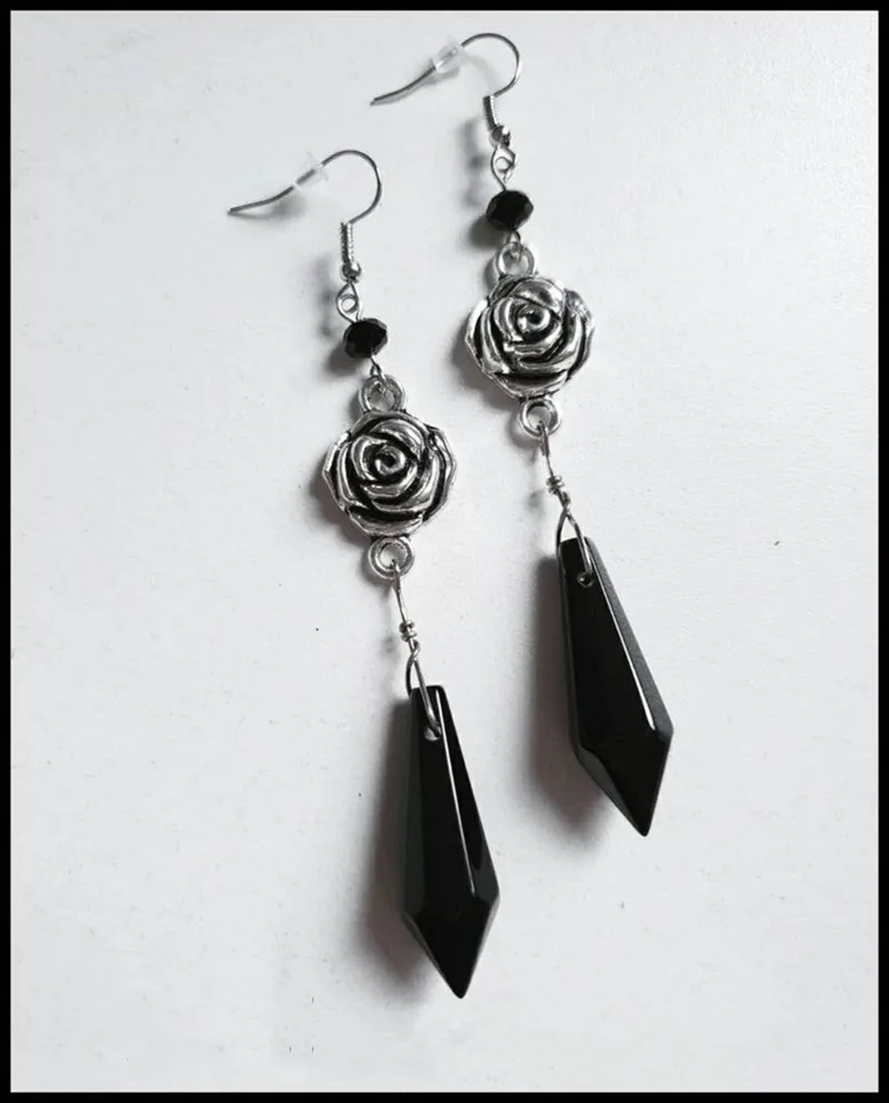 2022 New Hot Selling Black Rose Red Crystal Two-dimensional Earrings Ear Hook Pendant Jewelry
2022 New Hot Selling Black Rose Red Crystal Two-dimensional Earrings Ear Hook Pendant Jewelry