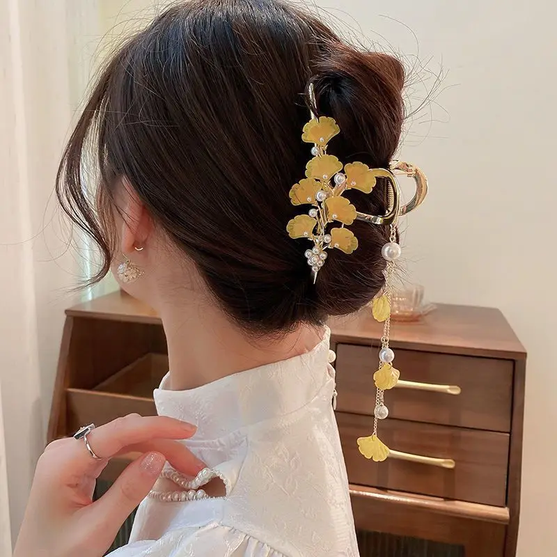 

Pearl Hair Claw Women Hair Clips Flower Tassel Hairpin Fashion Luxury Retro Girl Barrette Grab Shark Clip Hair Accessories