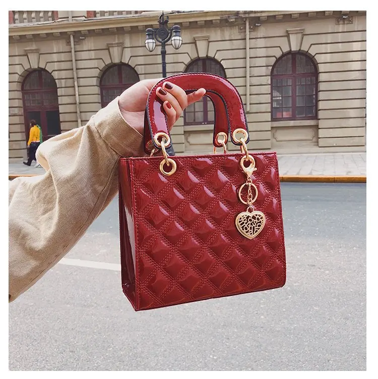 Patent Leather Small Bag Women's New 2022 Fashion Lingge Small Fragrance Chain One Shoulder Diagonal Small Square Bag
Patent Leather Small Bag Women's New 2022 Fashion Lingge Small Fragrance Chain One Shoulder Diagonal Small Square Bag